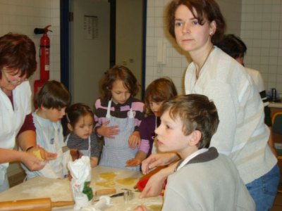 alle kneten und stechen Plätzchen aus