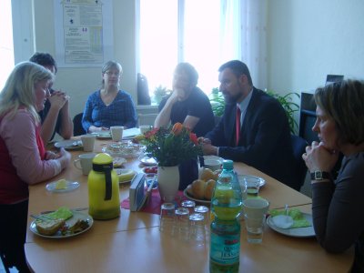 Gesprächsrunde am großen Tisch