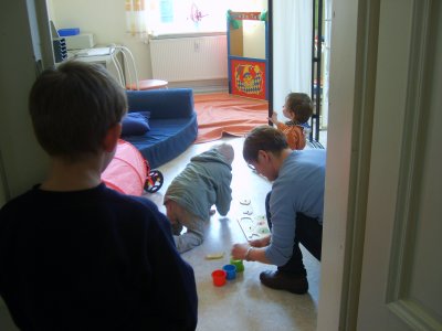 derweil spielen die Kinder